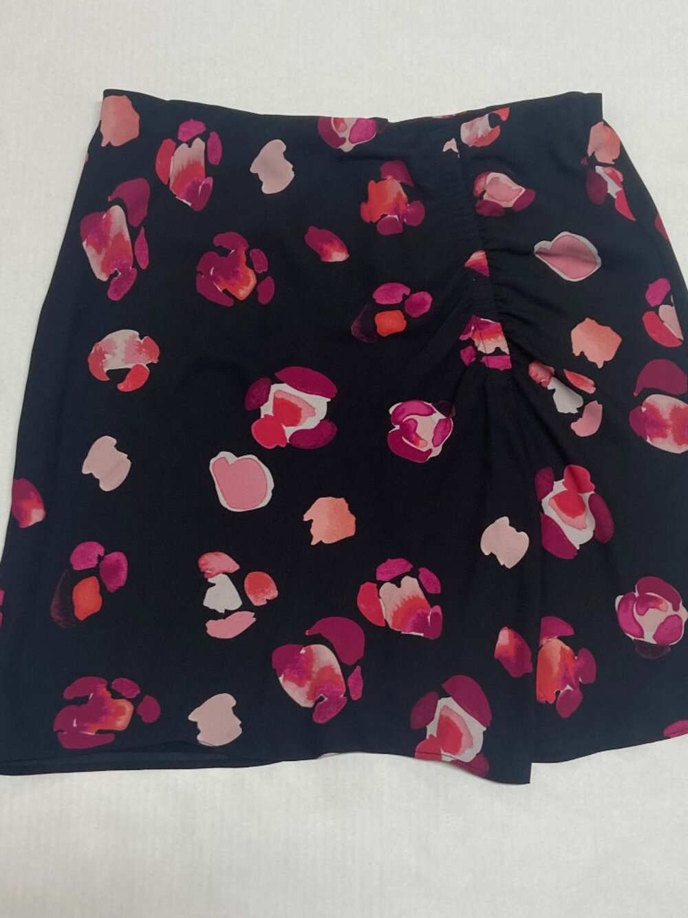 Cabi Women's Black Red Pink Floral Ruched Back Zip Knee Length Skirt Size M